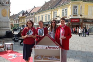 Die frauenzimmer am Badener Hauptplatz anlässlich des 175. Geburtstags von Marianne Hainisch